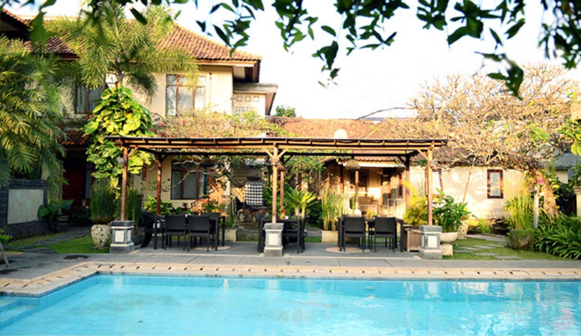 סמיניאק Villa Bunga Hotel מראה חיצוני תמונה